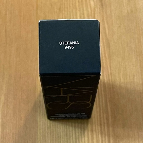 NARS Audacious Lipstick in Stefania - Picture 4 of 9